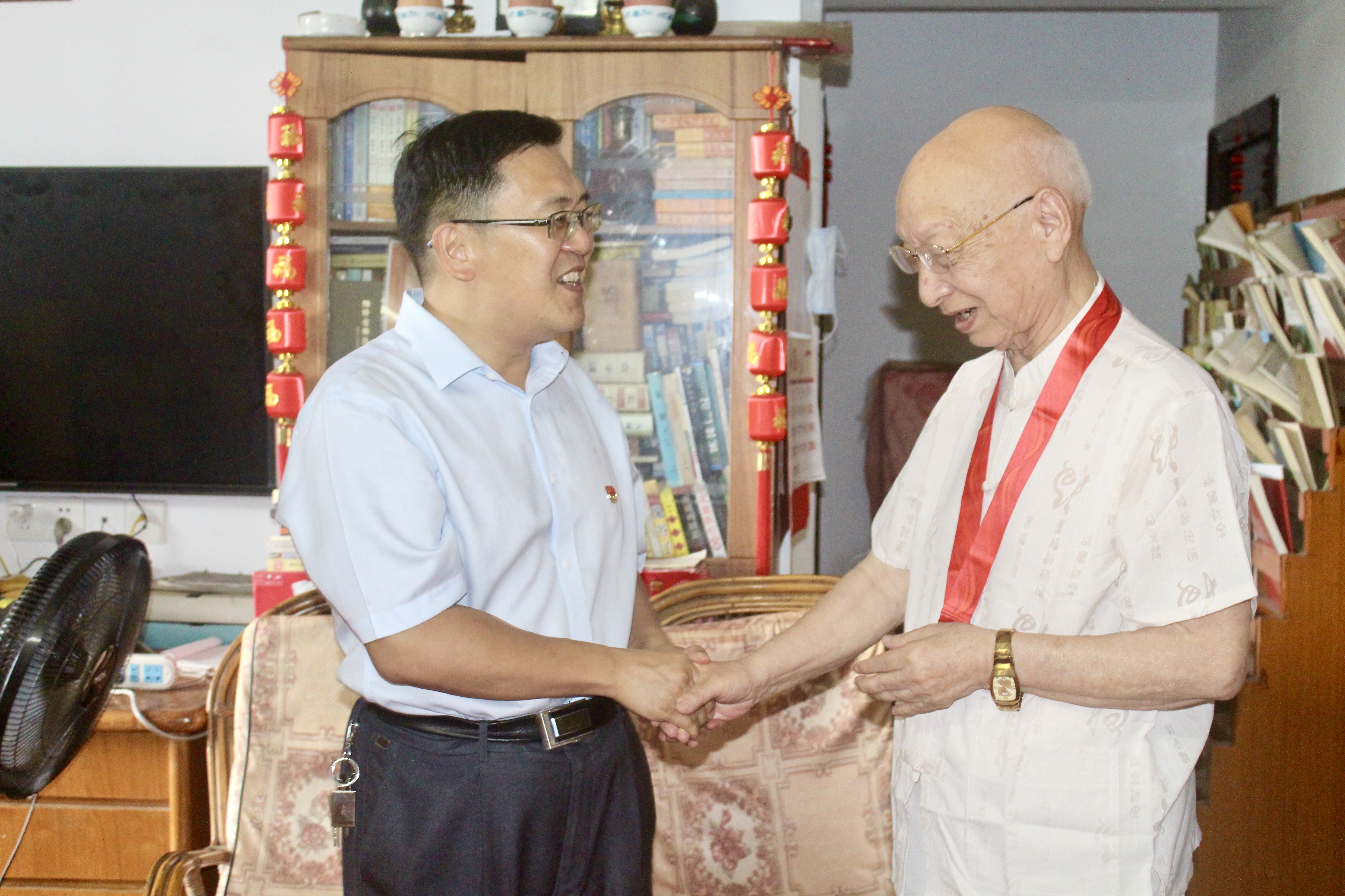 荣誉如金，信念如磐——记走访慰问老党员并颁发“光荣在党50年”纪念章活动